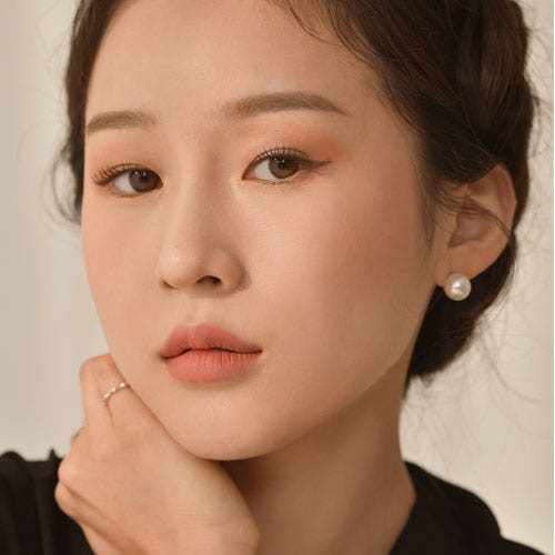 ProtoClinical k-beauty Dinto Blur-Finish Shadow 5.4g #703 Edith Wharton portrait makeup look on a woman with soft brown eyeshadow, defined lashes, and a neutral pink lip