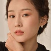 ProtoClinical k-beauty Dinto Blur-Finish Shadow 5.4g #703 Edith Wharton portrait makeup look on a woman with soft brown eyeshadow, defined lashes, and a neutral pink lip