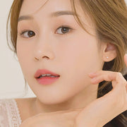 ProtoClinical k-beauty Dinto Blur-Finish Shadow 5.4g #705 Mary Shelley close-up makeup look on a woman with warm neutral eyeshadow, a soft beige lip, and defined lashes