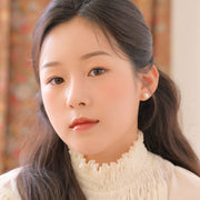 ProtoClinical k-beauty Dinto Blur-Finish Shadow 5.4g #706 George Eliot portrait of a dark-haired model in a white ruffled blouse with soft peach eye makeup, rosy cheeks, and glossy lips