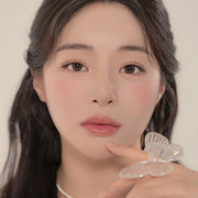 ProtoClinical k-beauty Dinto Blur-Fixing Finish Powder Pact 10g single beige compact centered vertically with dark side shading on a light background