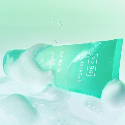 ProtoClinical k-beauty BRINGGREEN Tea Tree Cica Deep Cleansing Foam 120ml mint-green cleanser tube lying sideways in white foam on a pale mint background