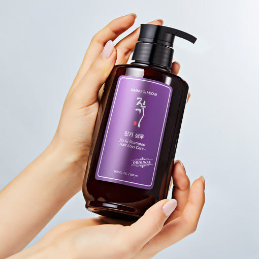ProtoClinical k-beauty [Daeng Gi Meo Ri] Jin Gi Shampoo 500ml shown as a single upright shampoo bottle with a burgundy center, cream base, and pale blue side accents
