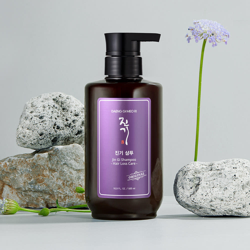ProtoClinical k-beauty [Daeng Gi Meo Ri] Jin Gi Shampoo 500ml in a single upright shampoo bottle with a burgundy center panel, cream base, pale blue side accents, and a front-facing label on a light background