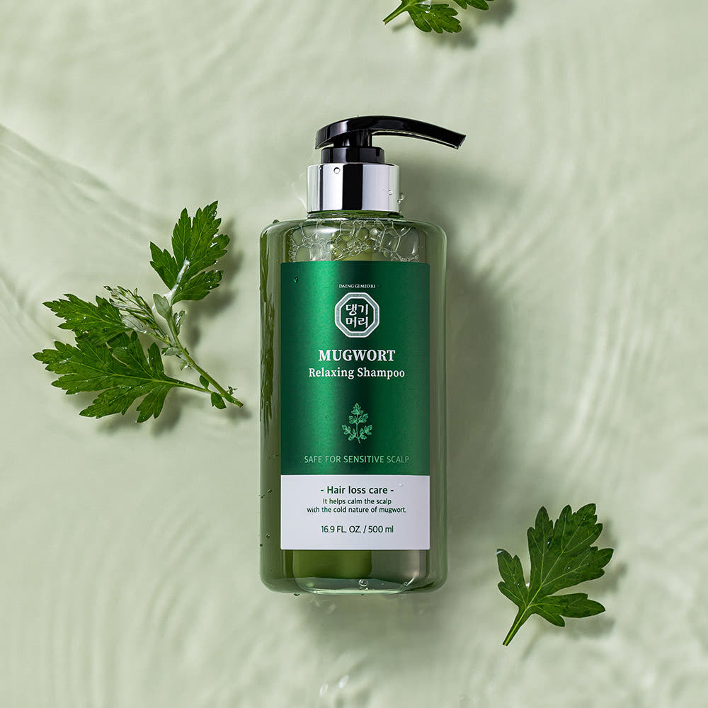 ProtoClinical k-beauty [Daeng Gi Meo Ri] Mugwort Relaxing Shampoo 500ml shown in a beauty close-up with a centered dark green vertical form on a pale olive background