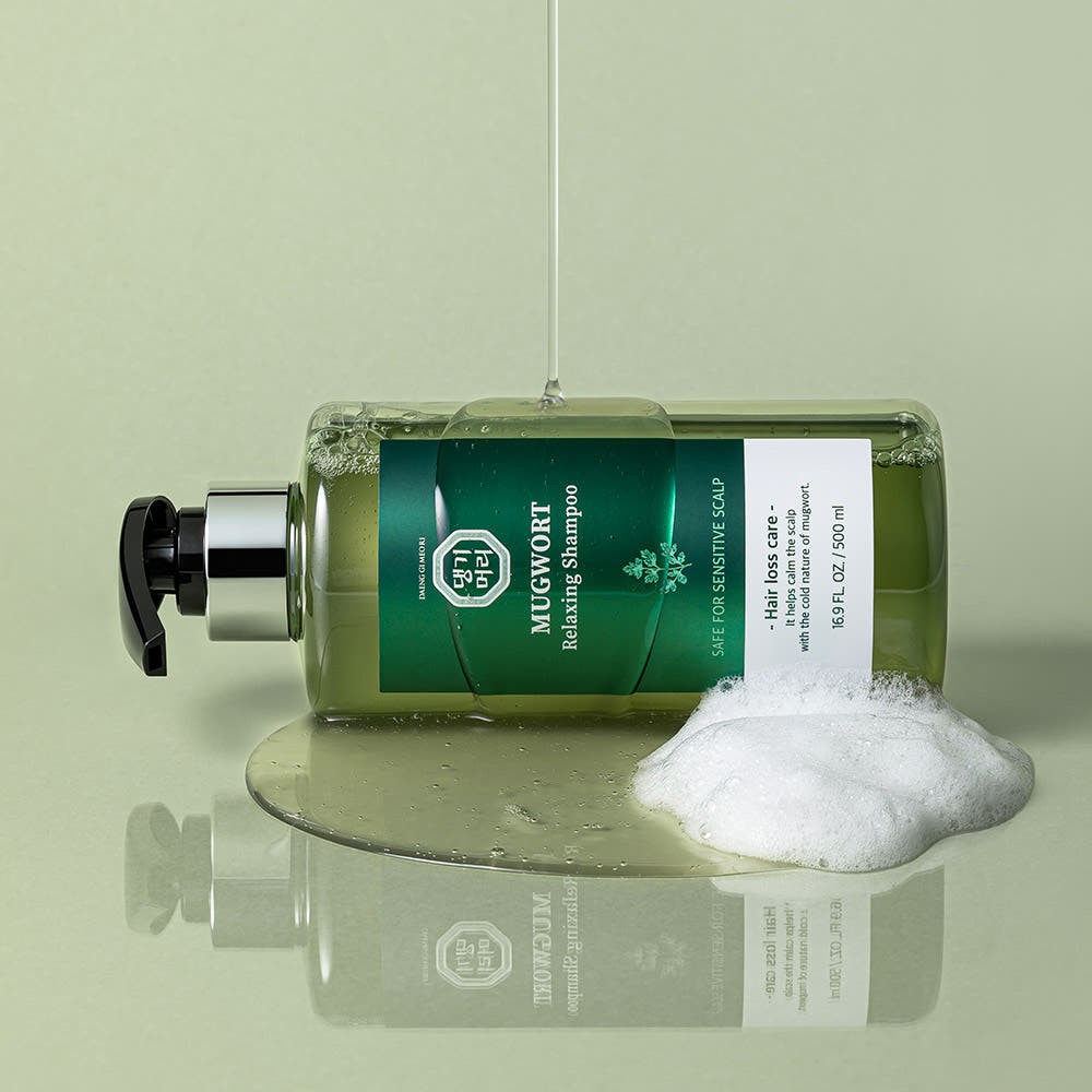ProtoClinical k-beauty [Daeng Gi Meo Ri] Mugwort Relaxing Shampoo 500ml shown in a beauty close-up with a centered dark green vertical form on a pale olive background