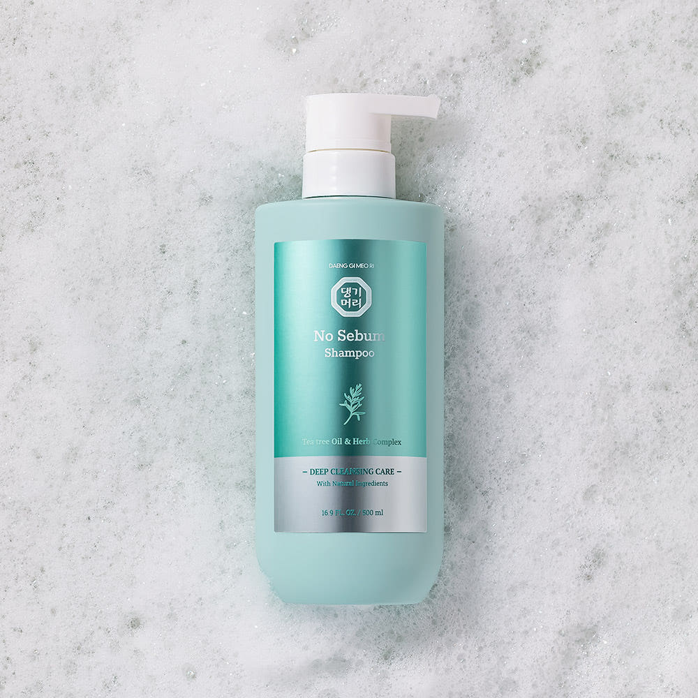 ProtoClinical k-beauty [Daeng Gi Meo Ri] No Sebum Shampoo 500ml shown as a pale blue bottle close-up centered on a pink-gray background