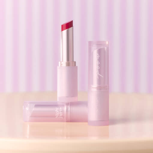 ProtoClinical k-beauty peripera Ink Mood Glowy Balm 3.4g rose-gold lip balm tube with an open red balm bullet and glossy red swatches on a white background