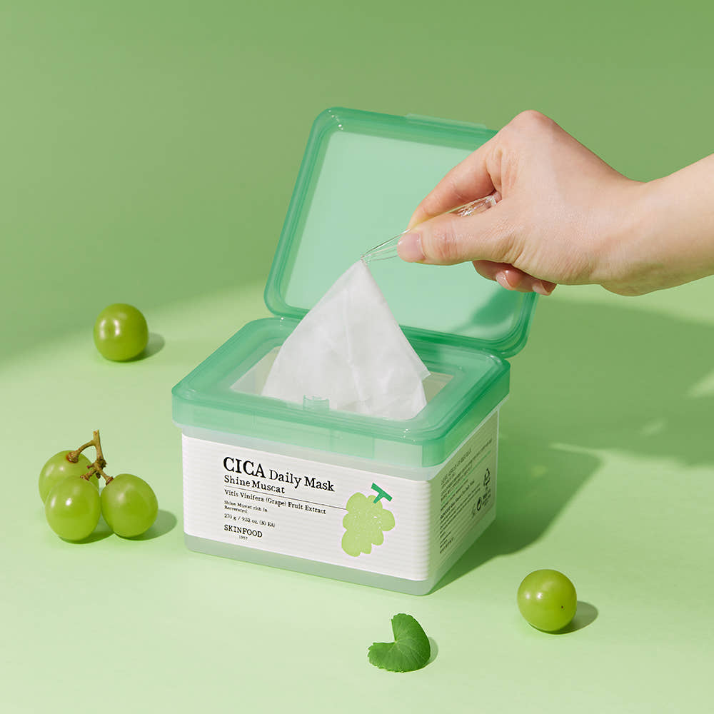 ProtoClinical k-beauty SKINFOOD Shine Muscat Cica Daily Mask 270g/30ea single pale green daily mask pouch centered on a light green background
