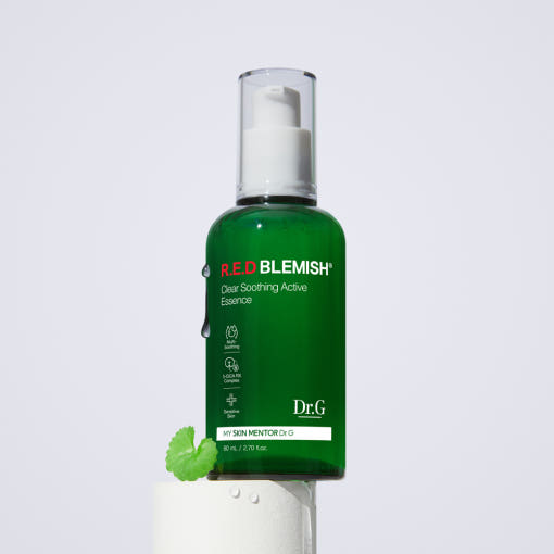 ProtoClinical k-beauty Dr.G RED BLEMISH Clear Soothing Active Essence 80ml shown as a deep green bottle silhouette centered between soft lavender side accents on a light background.
