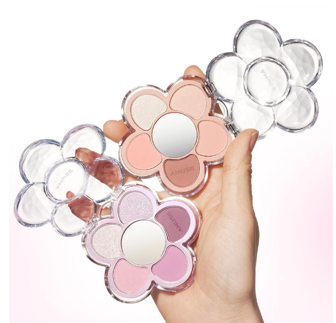 ProtoClinical k-beauty AMUSE Flora Eye Palette 4.5g (4 Colors) peach and beige palette graphic with a soft taupe vertical center on a light background