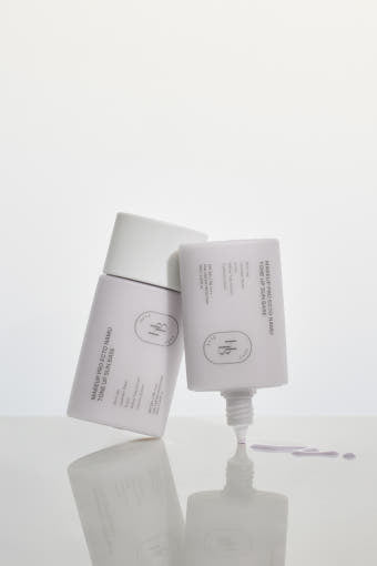 ProtoClinical k-beauty slim gray beauty product silhouette with a soft shadow on a light background.