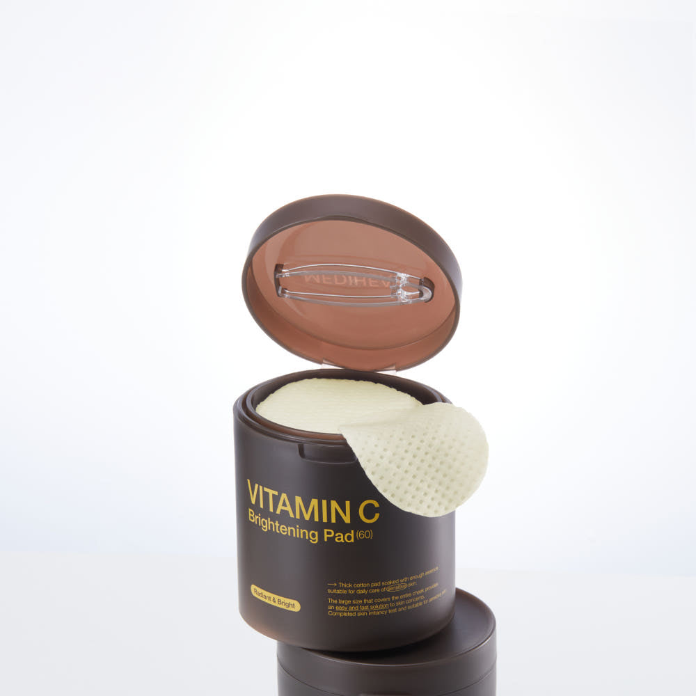 ProtoClinical k-beauty MEDIHEAL Vitamin C Brightening Pad 250ml/60ea open dark brown jar with textured toner pads and a hinged lid on a white background