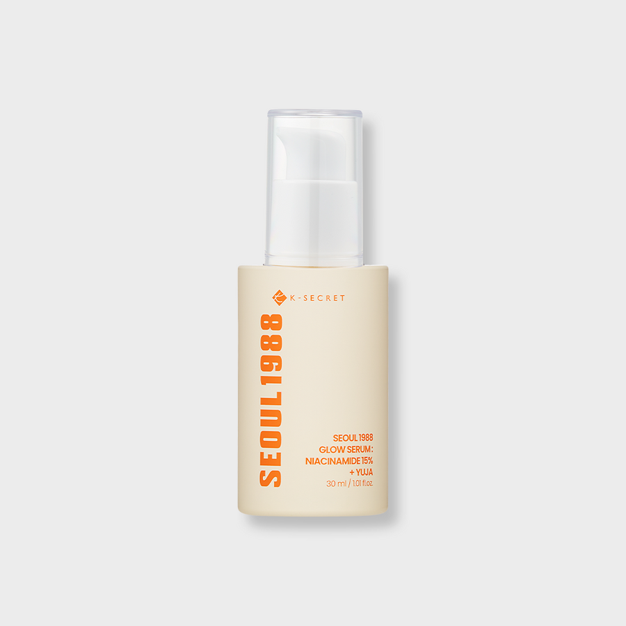 ProtoClinical k-beauty K-SECRET SEOUL 1988 GLOW SERUM : NIACINAMIDE 15% + YUJA 30ml in a single golden-yellow bottle, centered upright on a pale lavender background